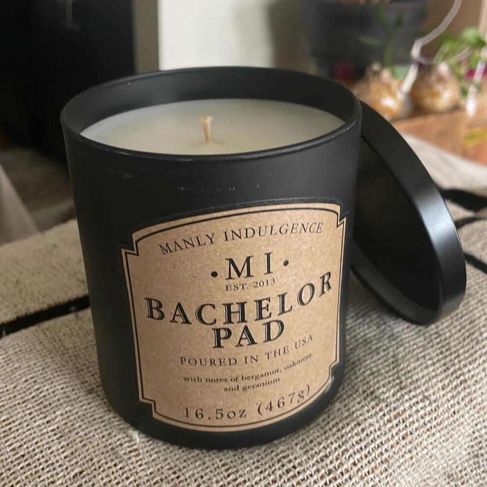 NEW Manly Indulgence Candle Bachelor Pad 16.5 oz One Wick